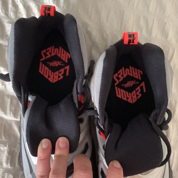 Lebron James space Jam limited edition collectable runners like new size 9.5 - Picture 13 of 14